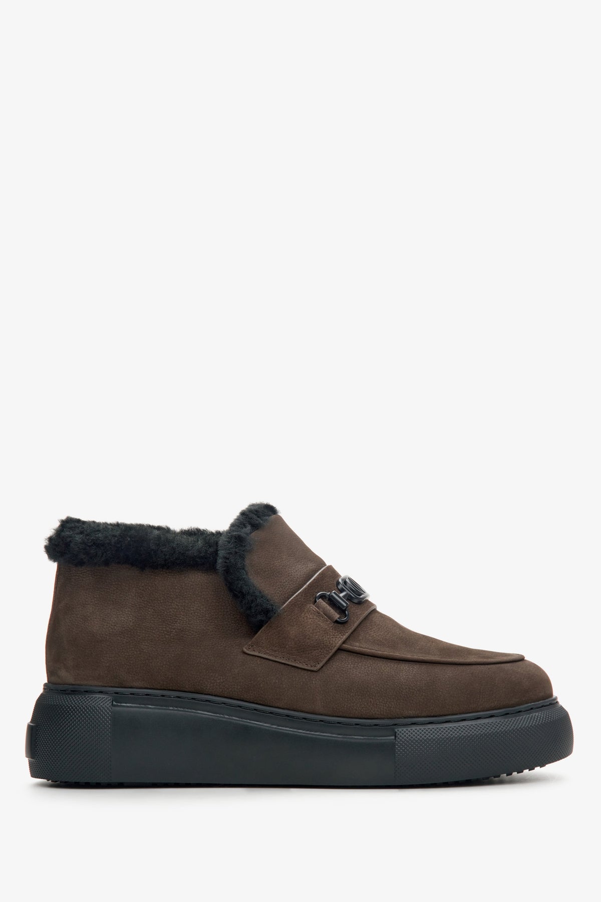 Flaches Seitenprofil der braunen Velours-Stiefeletten mit dicker schwarzer Sohle