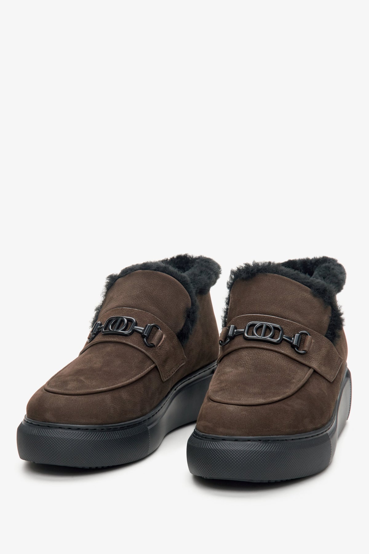 Paar brauner Damen-Winterschuhe mit dunkler Schmuckapplikation auf dem Spann
