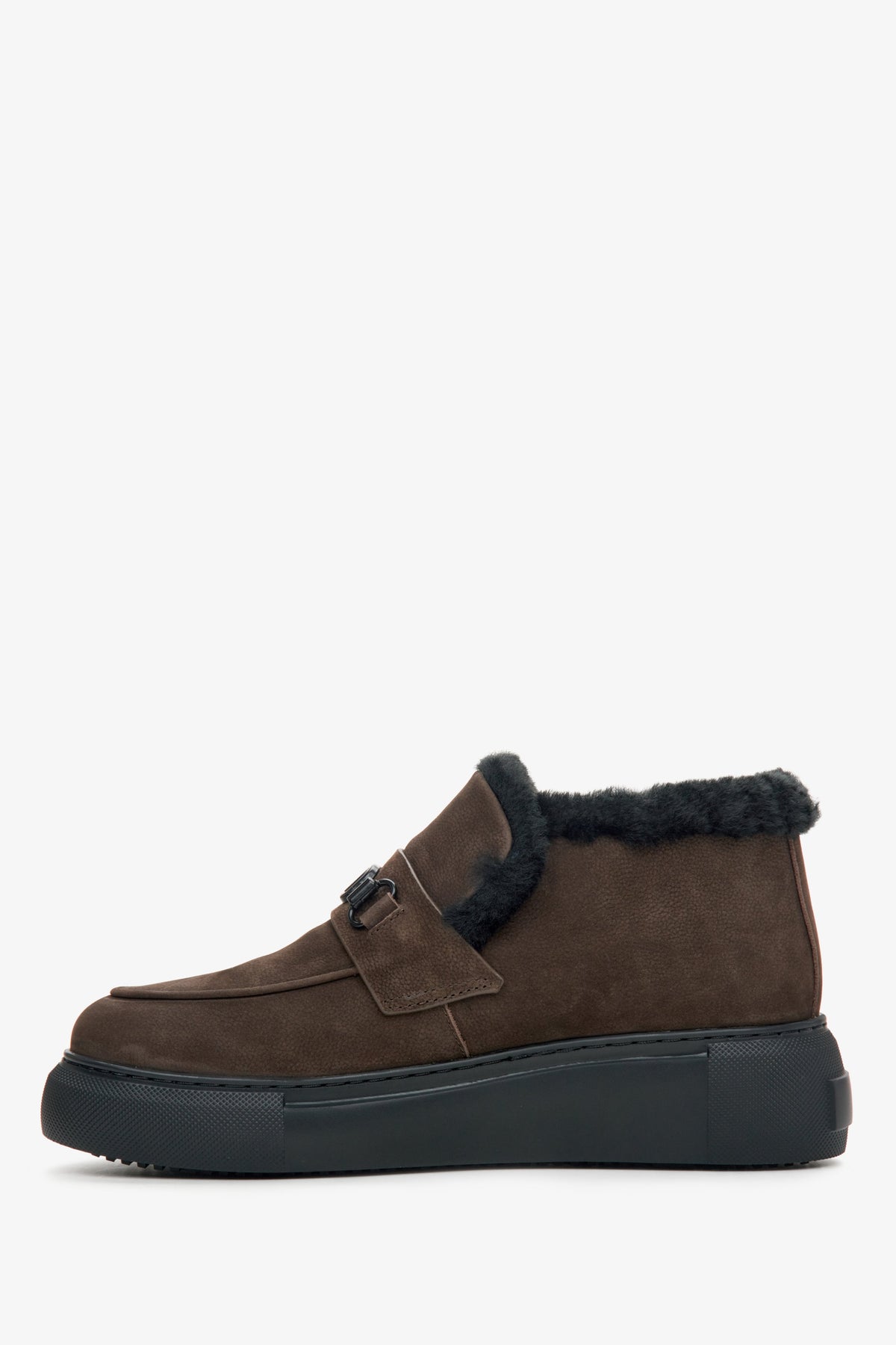 Seitliche Perspektive der braunen Damen-Winterstiefeletten zum Hineinschlüpfen