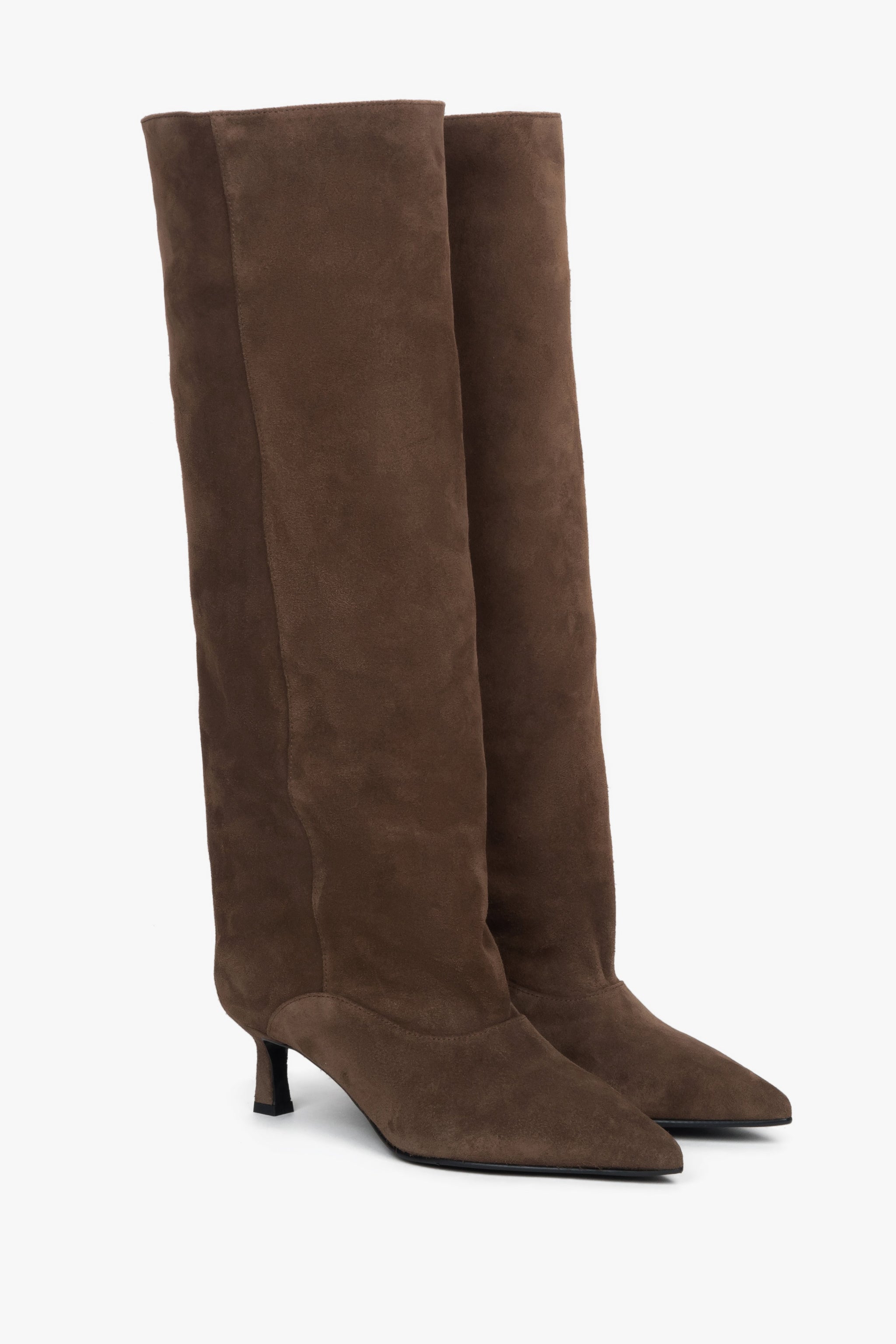 Schrägansicht des Paares brauner Veloursstiefel, die den weiten, entspannten Schaft zeigt 