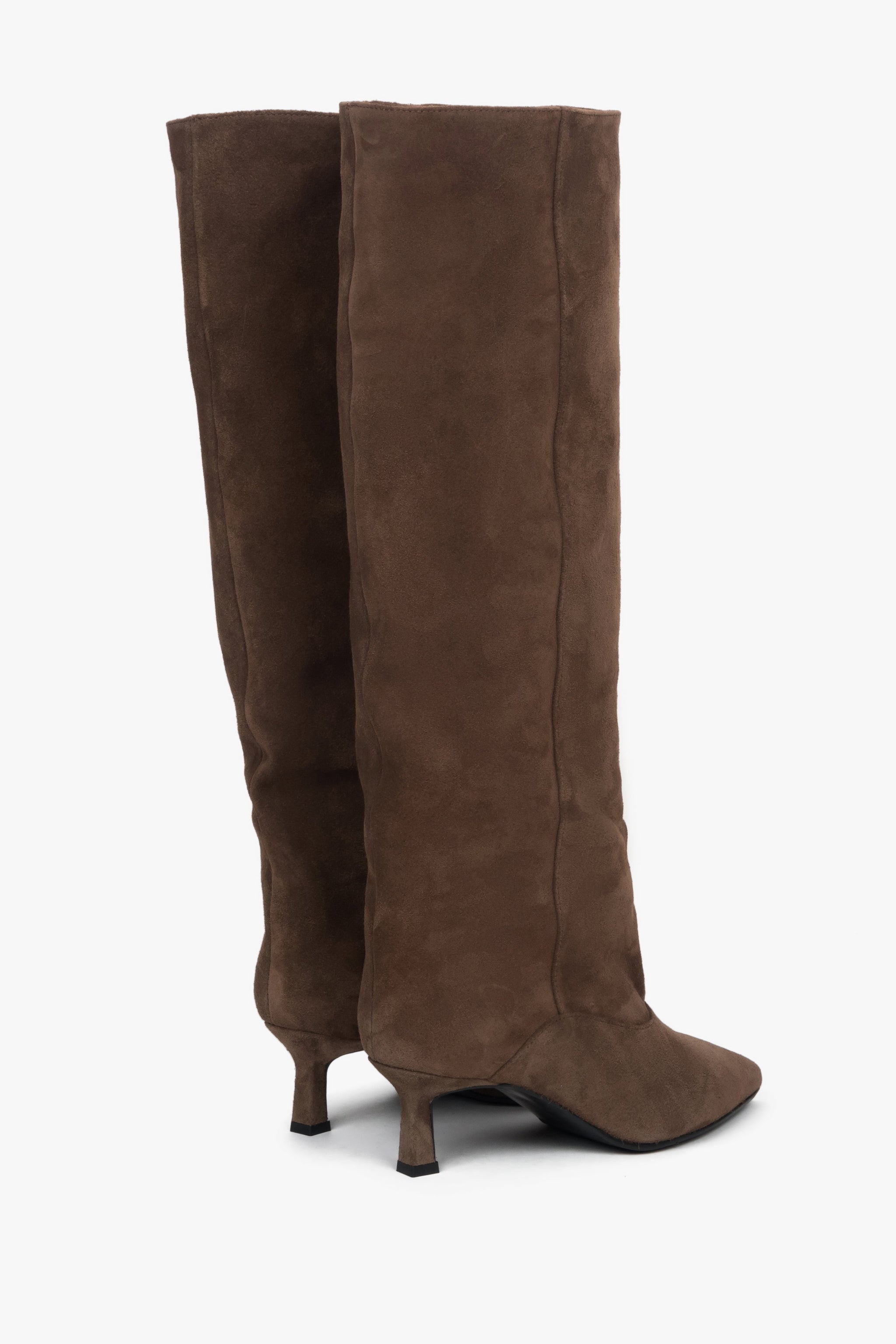 Schrägansicht von hinten, die den markanten 5,5-cm-Trichterabsatz der braunen Stiefel hervorhebt 