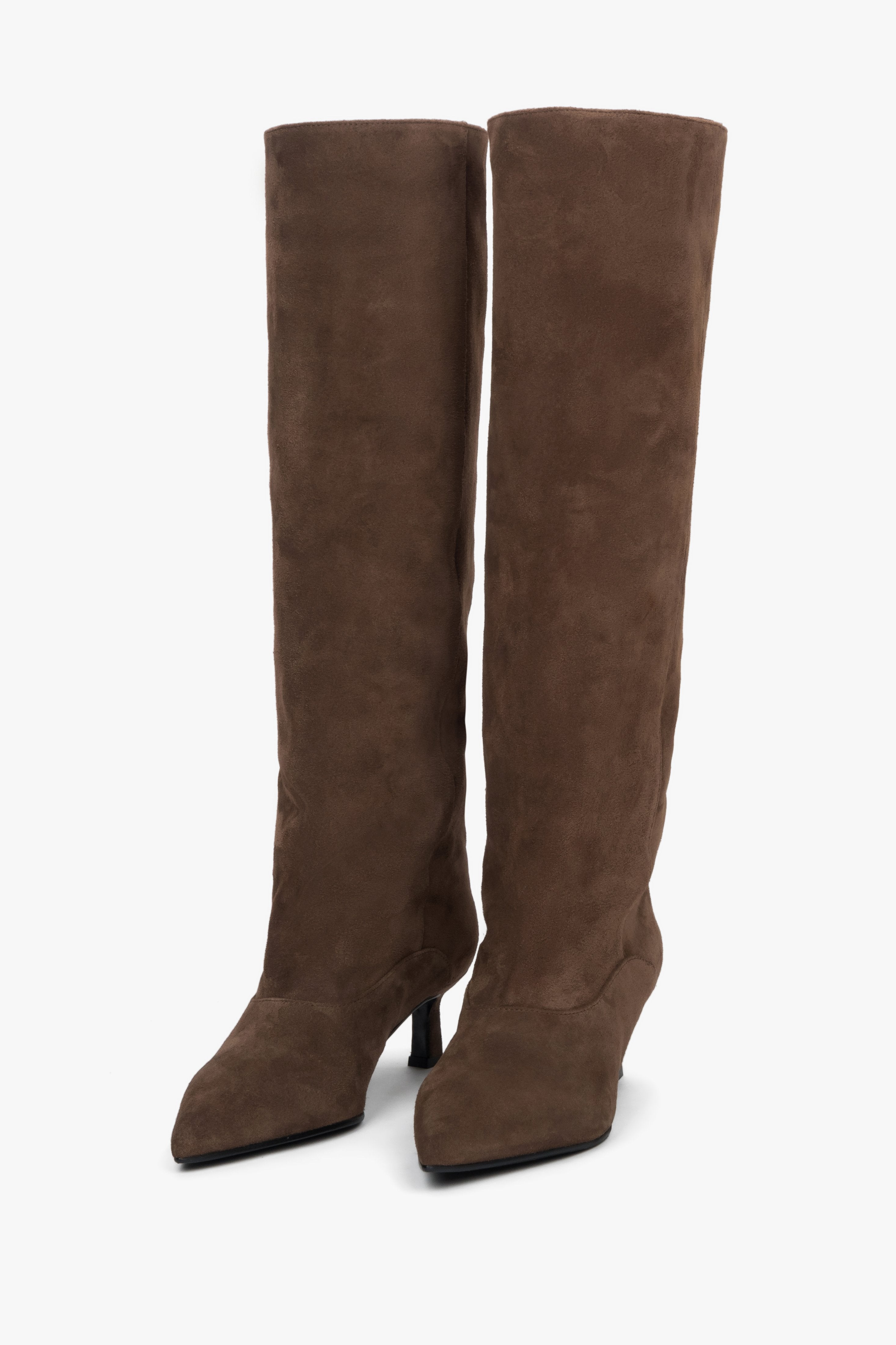 Frontale Ansicht der klassischen braunen Veloursstiefel mit spitzer Kappe 