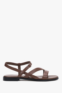 Braune flache Damen-Sandalen aus echtem Leder in seitlicher Profilansicht