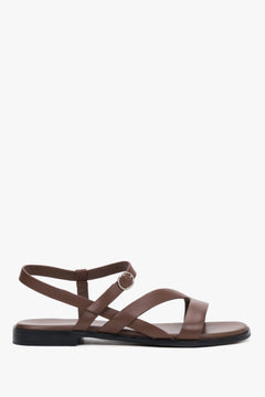 Braune flache Damen-Sandalen aus echtem Leder in seitlicher Profilansicht