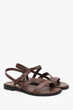 Braune Damen-Sandalen aus Leder mit gekreuzten Riemen in schräger Vorderansicht