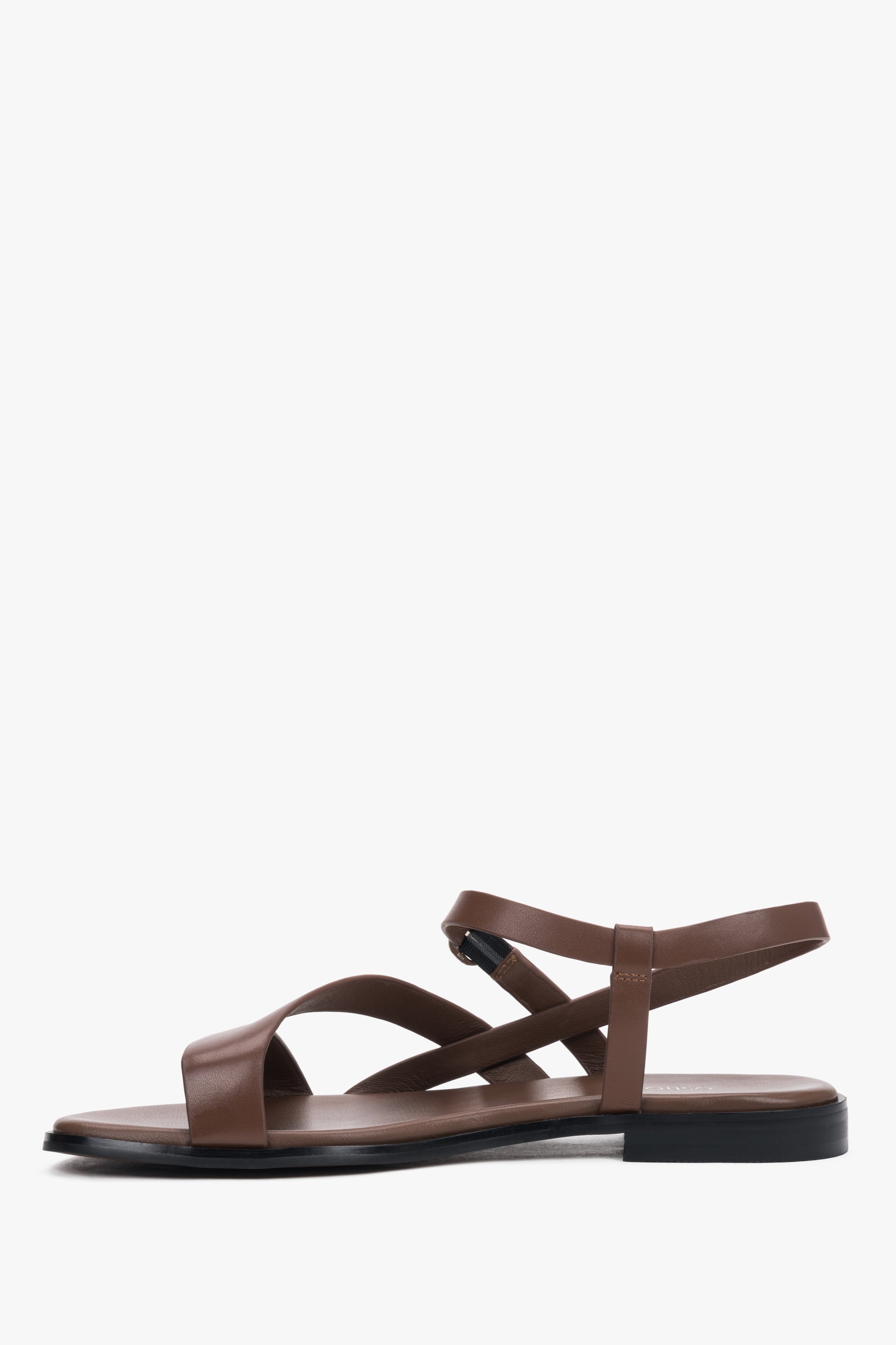 Braune flache Damen-Sandalen aus echtem Leder in seitlicher Ansicht