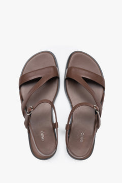 Braune Damen-Sandalen aus Leder von oben als Paar