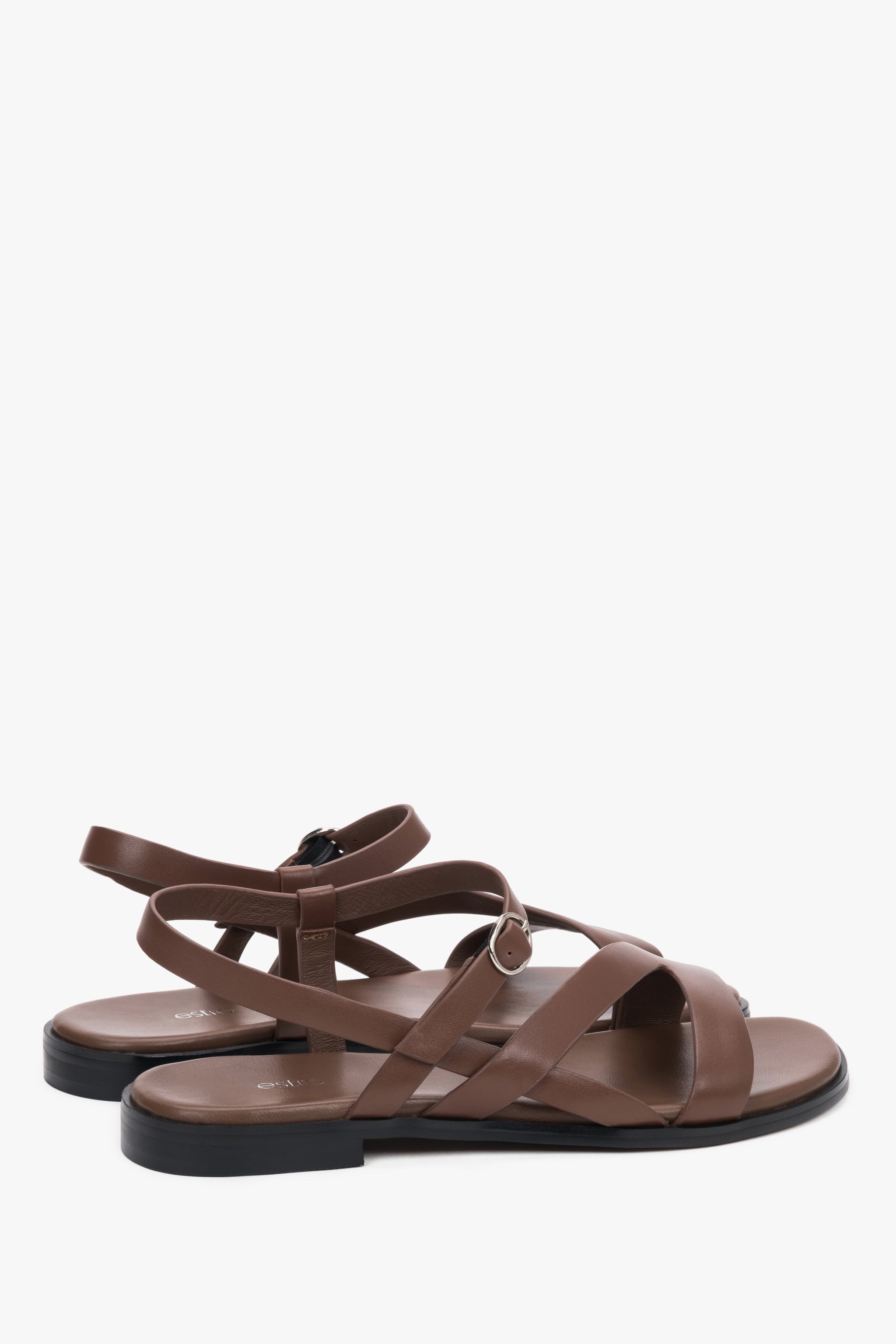 Braune flache Damen-Sandalen mit weichen Riemen in schräger Seitenansicht