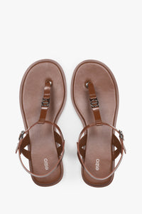 Draufsicht auf die braunen Zehentrenner-Sandalen aus Leder mit silbernen Details