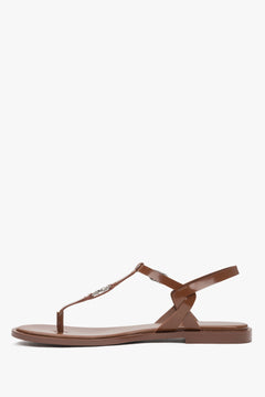 Linke Seitenansicht der minimalistischen braunen Zehentrenner-Sandalen