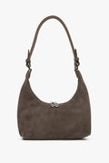 Frontale Ansicht der braunen Damen-Schultertasche aus Velours im angesagten Halbmond-Design