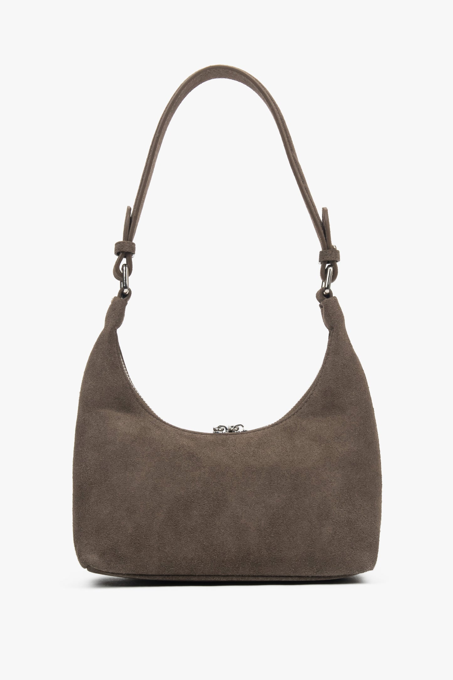 Rückwärtige Ansicht der braunen Velours-Tasche mit Fokus auf die cleane Verarbeitung