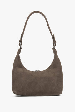 Rückwärtige Ansicht der braunen Velours-Tasche mit Fokus auf die cleane Verarbeitung
