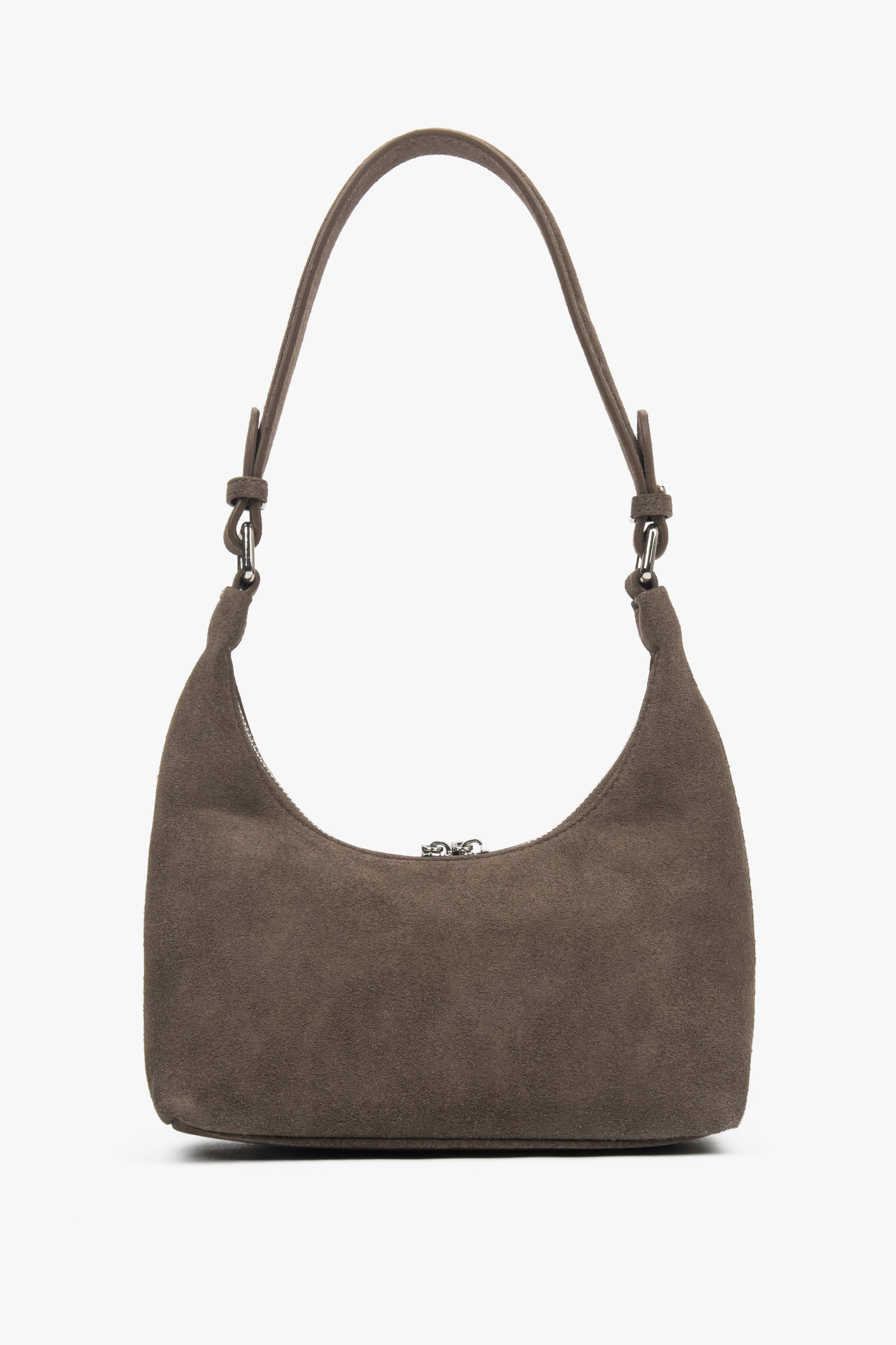 Rückwärtige Ansicht der braunen Velours-Tasche mit Fokus auf die cleane Verarbeitung