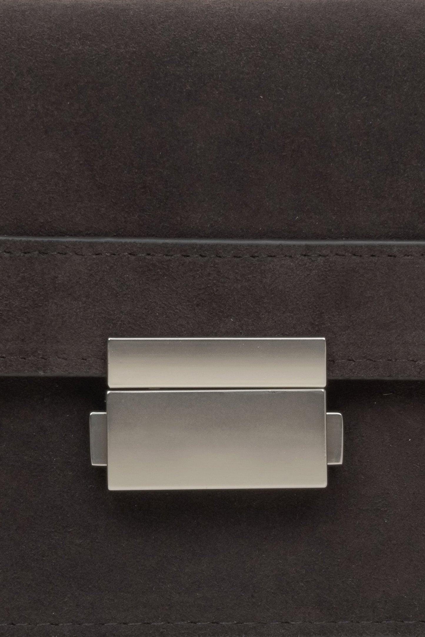 Kompakte braune Handtasche im modernen Materialmix für stilvolle Outfits. 