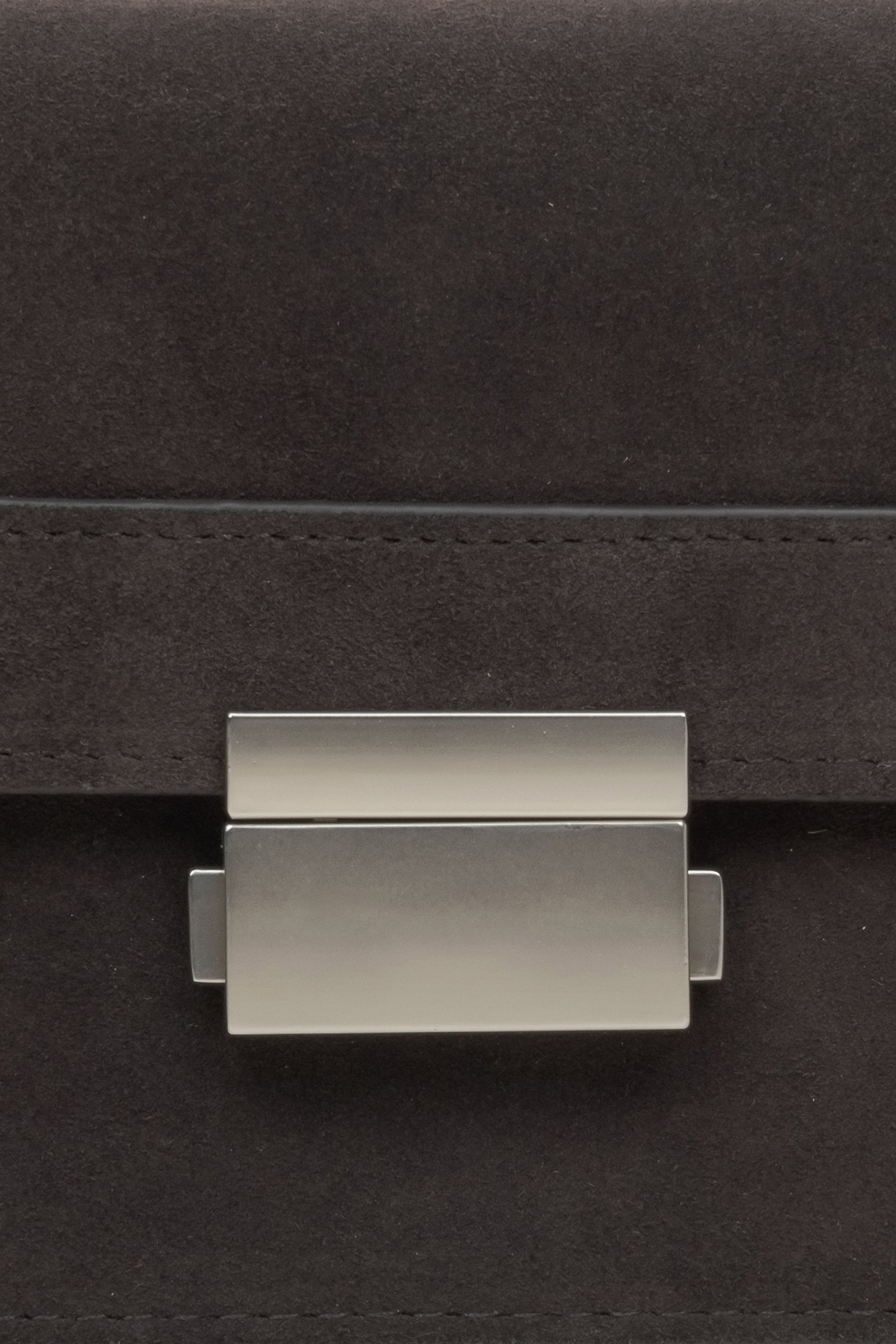 Kompakte braune Handtasche im modernen Materialmix für stilvolle Outfits. 