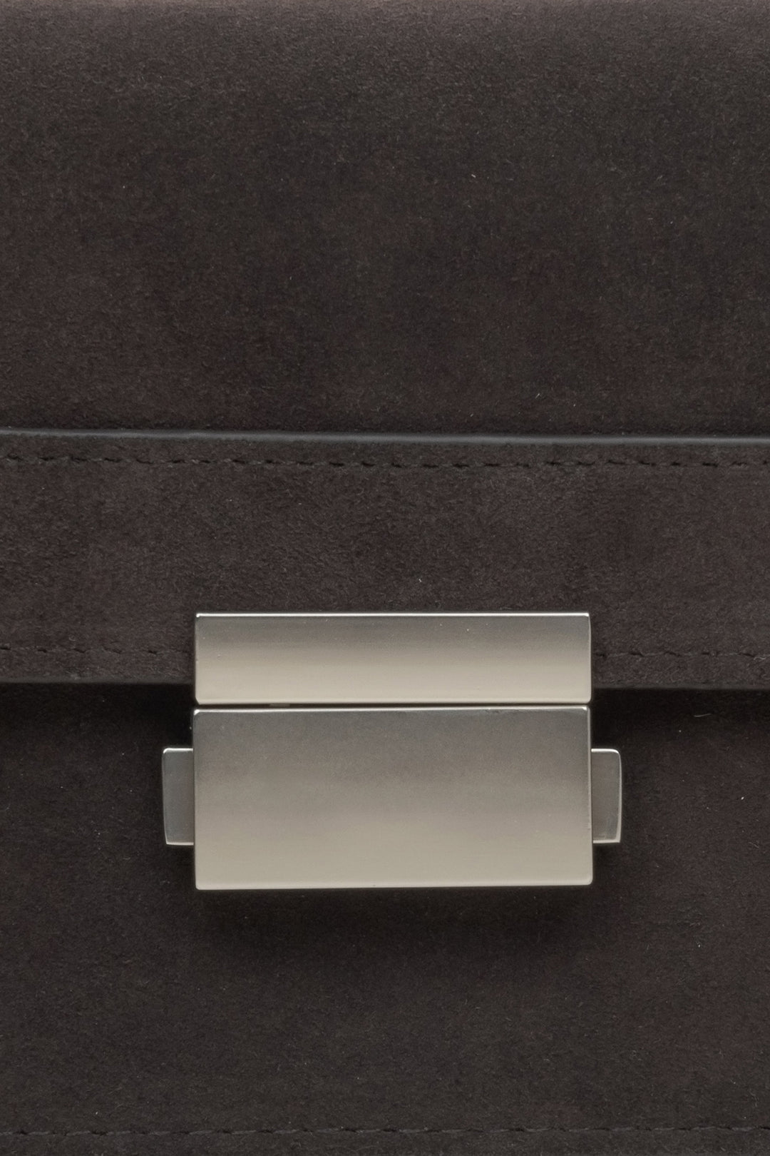 Kompakte braune Handtasche im modernen Materialmix für stilvolle Outfits. 