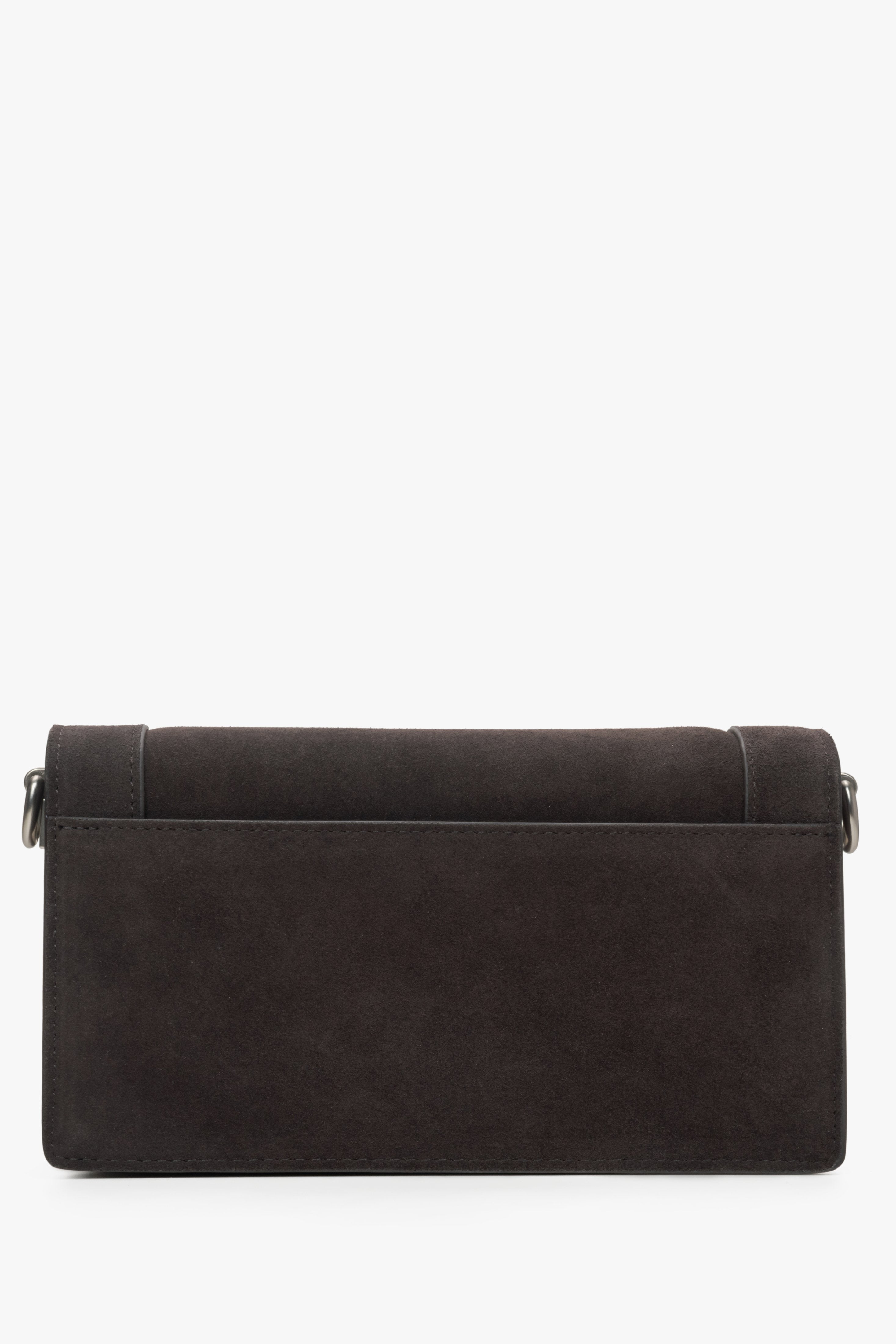 Seitenansicht der kleinen braunen Estro Tasche mit silbernem Logo.