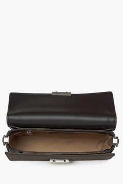 Elegante braune Umhängetasche für Damen mit verschiedenen Lederstrukturen.