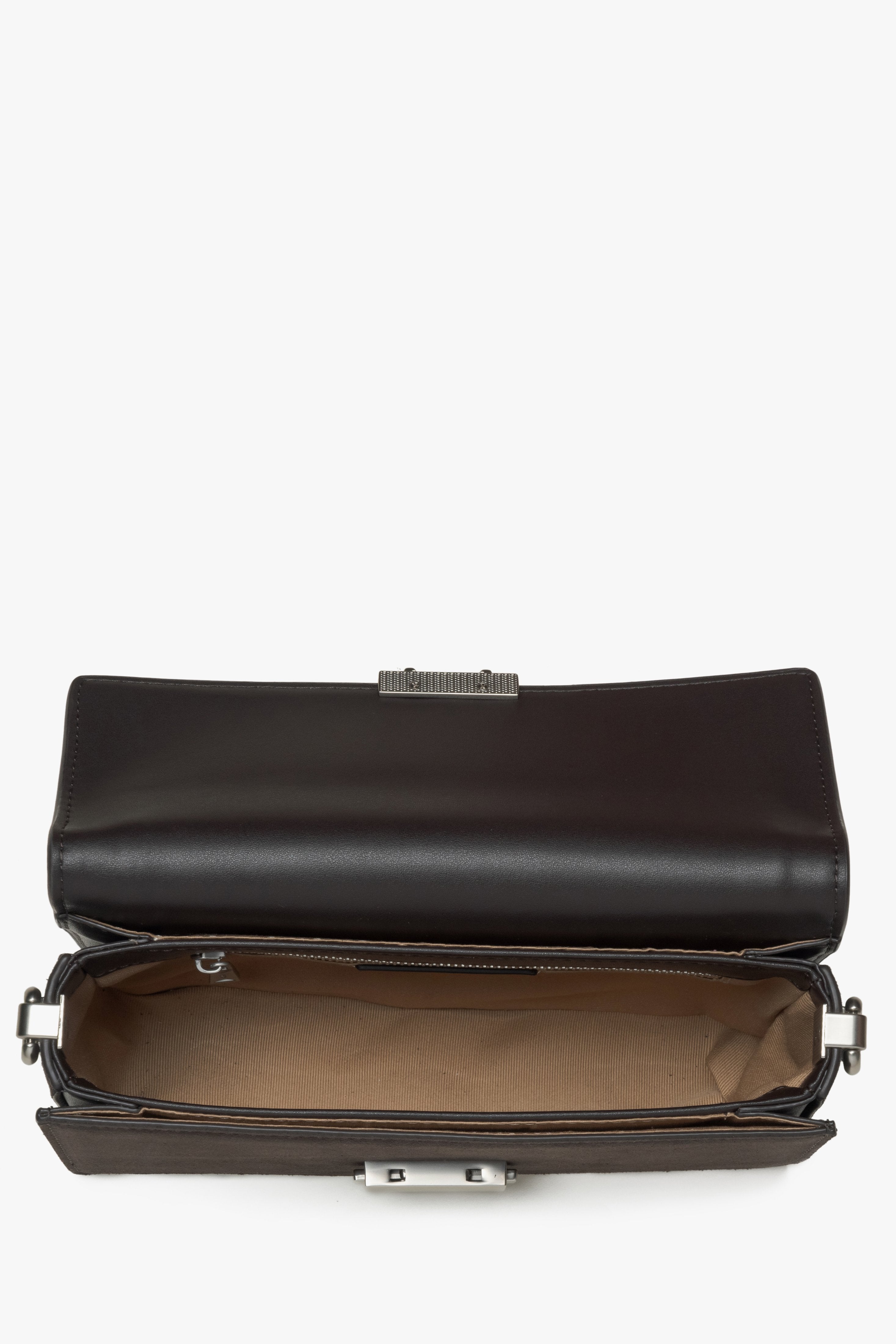 Elegante braune Umhängetasche für Damen mit verschiedenen Lederstrukturen.