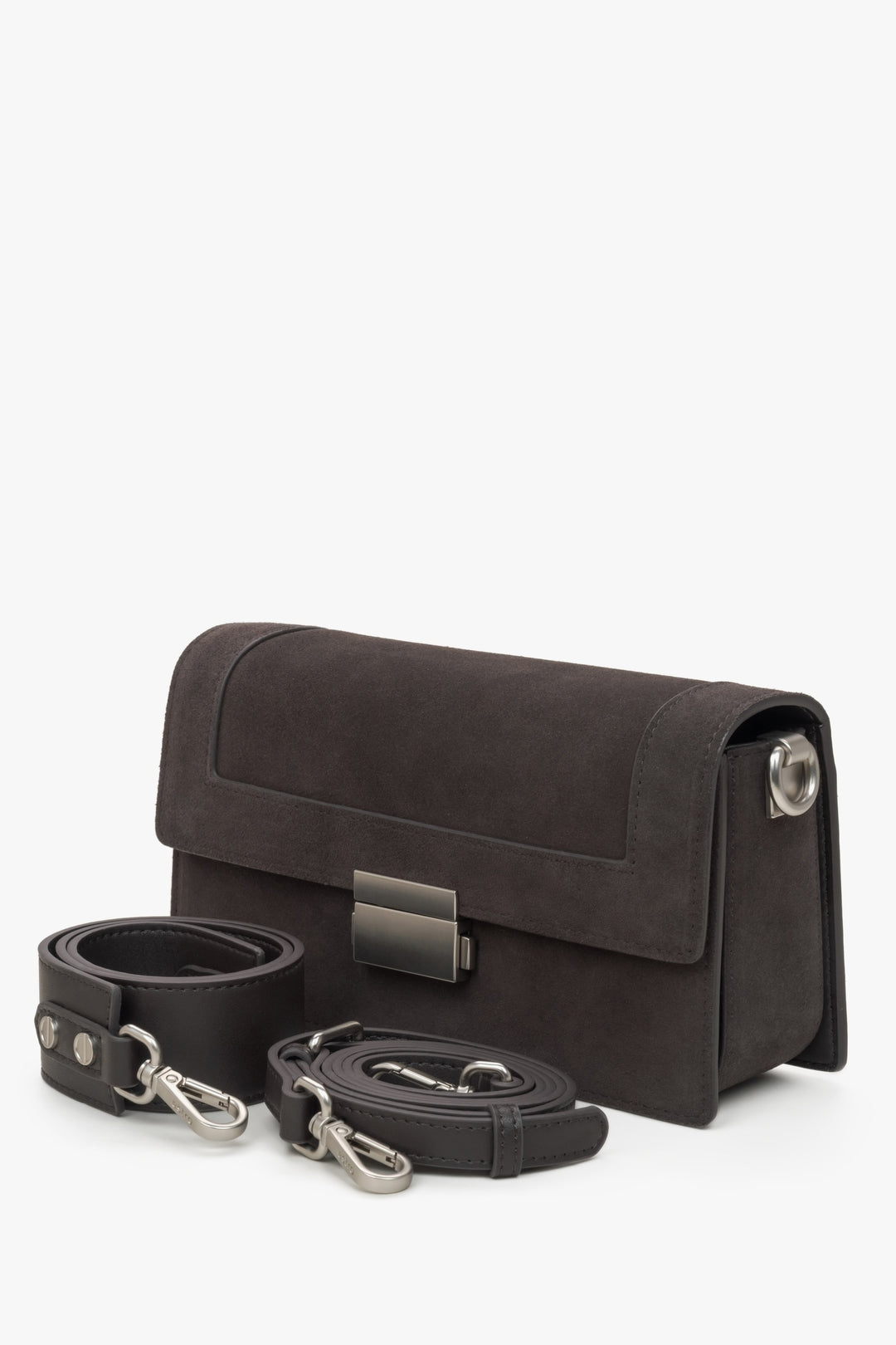 Nahaufnahme der silberfarbenen Details an der braunen Leder-Velours-Tasche.