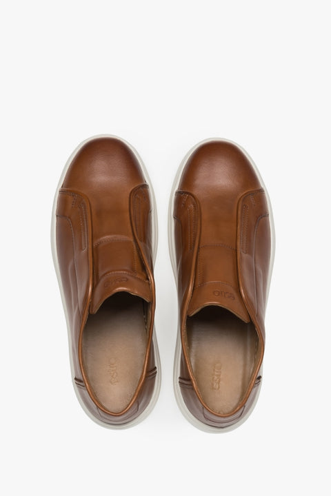Braune Herren Echtleder Sneaker von Estro mit gedämpfter Sohle für Komfort und Bewegungsdynamik.
