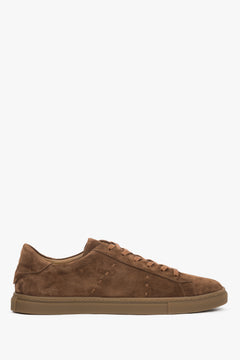 Flache Seitenansicht der braunen Herren-Sneaker aus italienischem Premium-Velours.