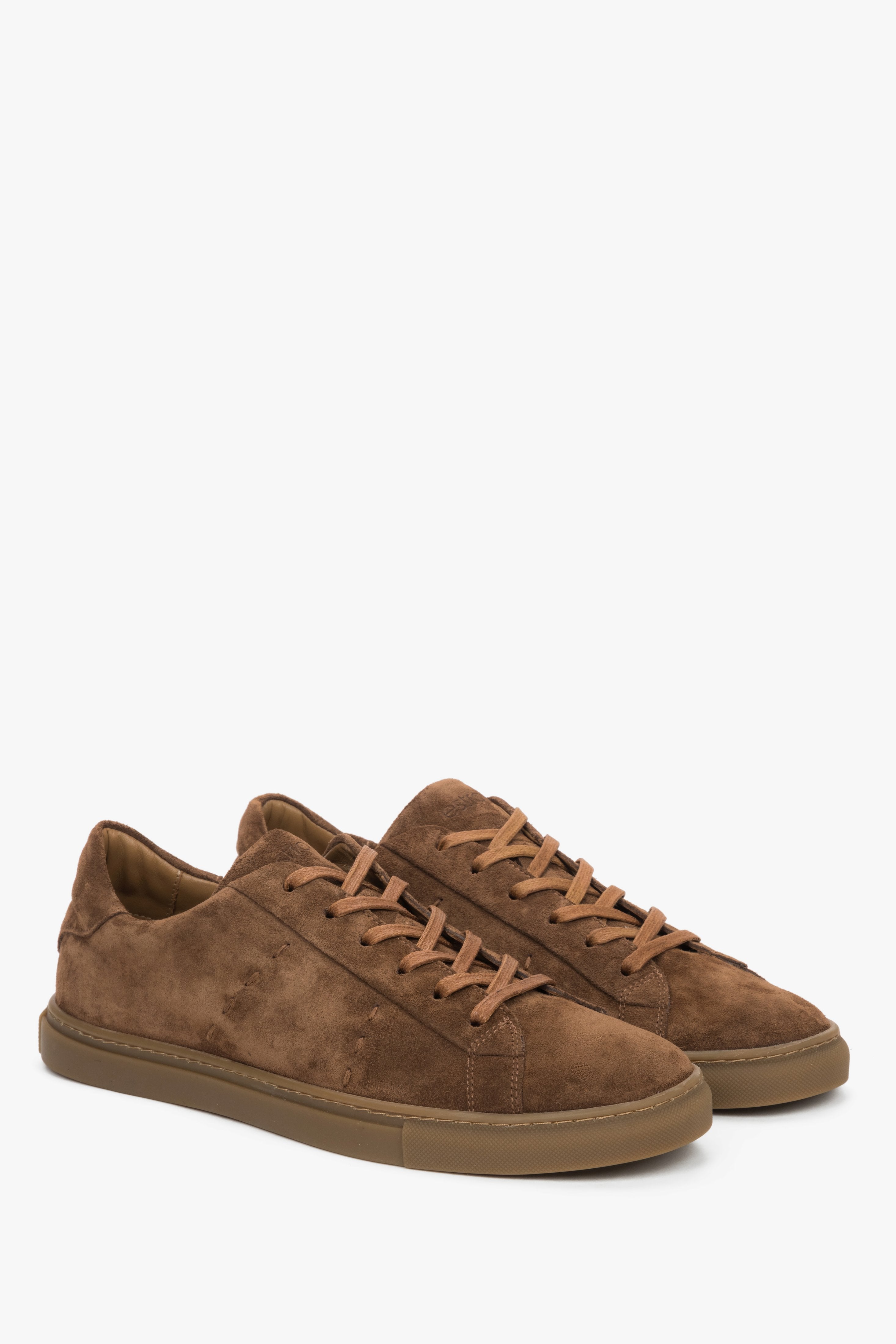 Schräge Ansicht der eleganten Schnürschuhe für Herren von Estro.