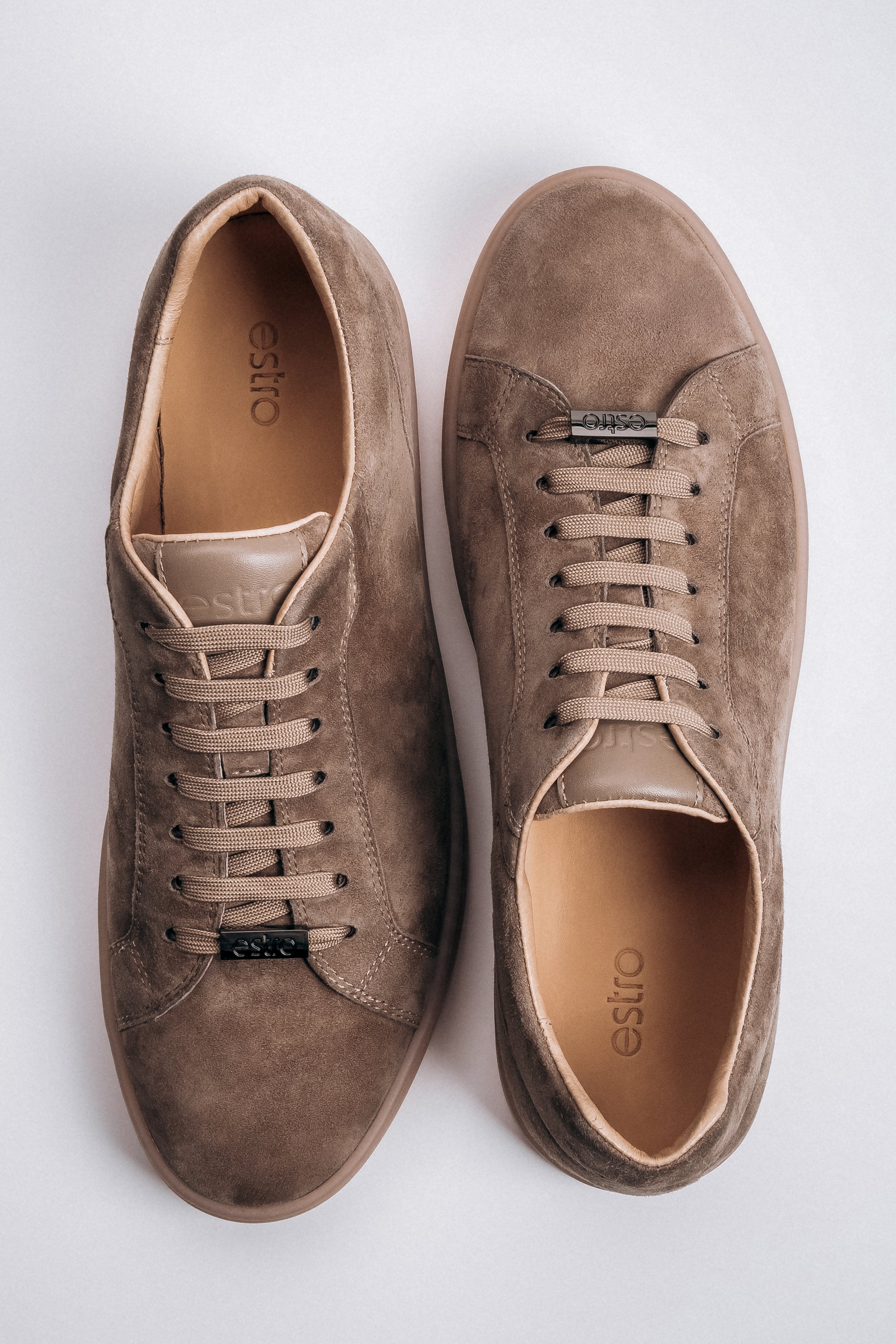 Draufsicht auf das Paar brauner Herren-Sneaker aus weichem Veloursleder.