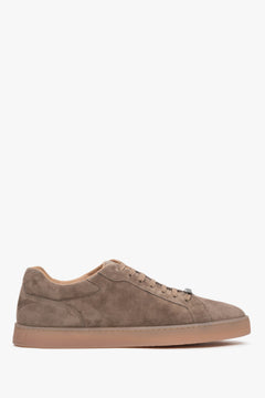 Flache Seitenansicht des bequemen Herrenschuhs mit weicher Gummisohle.