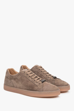 Schräge Ansicht der braunen Herren-Sneaker mit klassischer Schnürung.