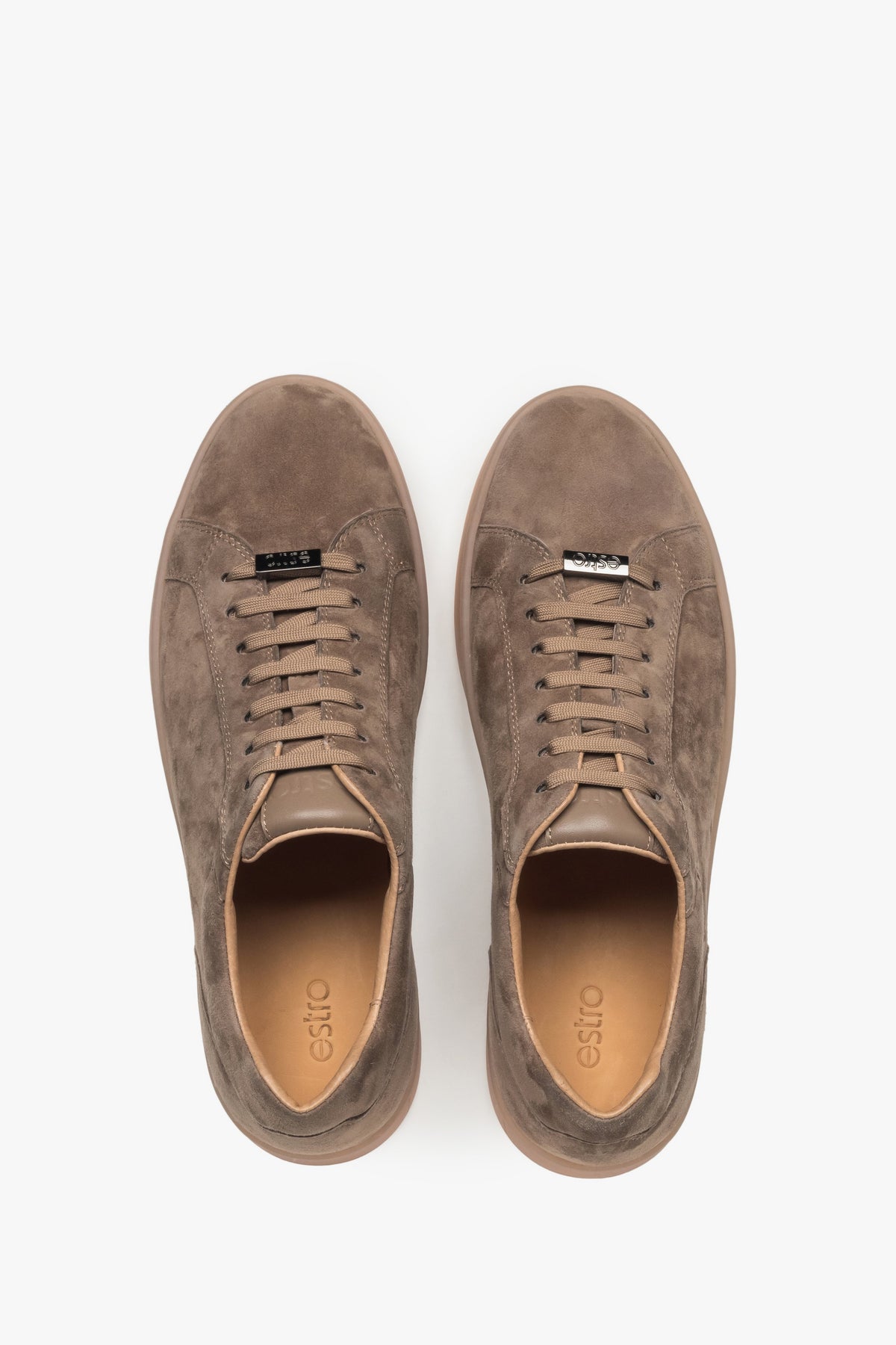 Draufsicht auf die klassischen braunen Sneaker für Herren von Estro.