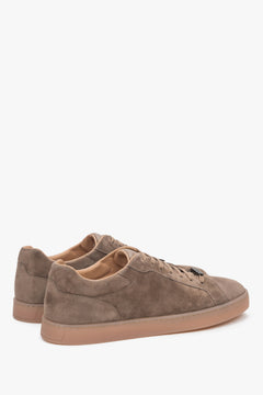 Andere schräge Ansicht des sportlich-eleganten braunen Herren-Sneakers.