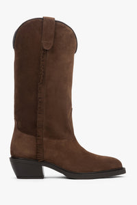 Seitenansicht der braunen hohen Damen-Cowboystiefel aus Velours mit charakteristischem Absatz