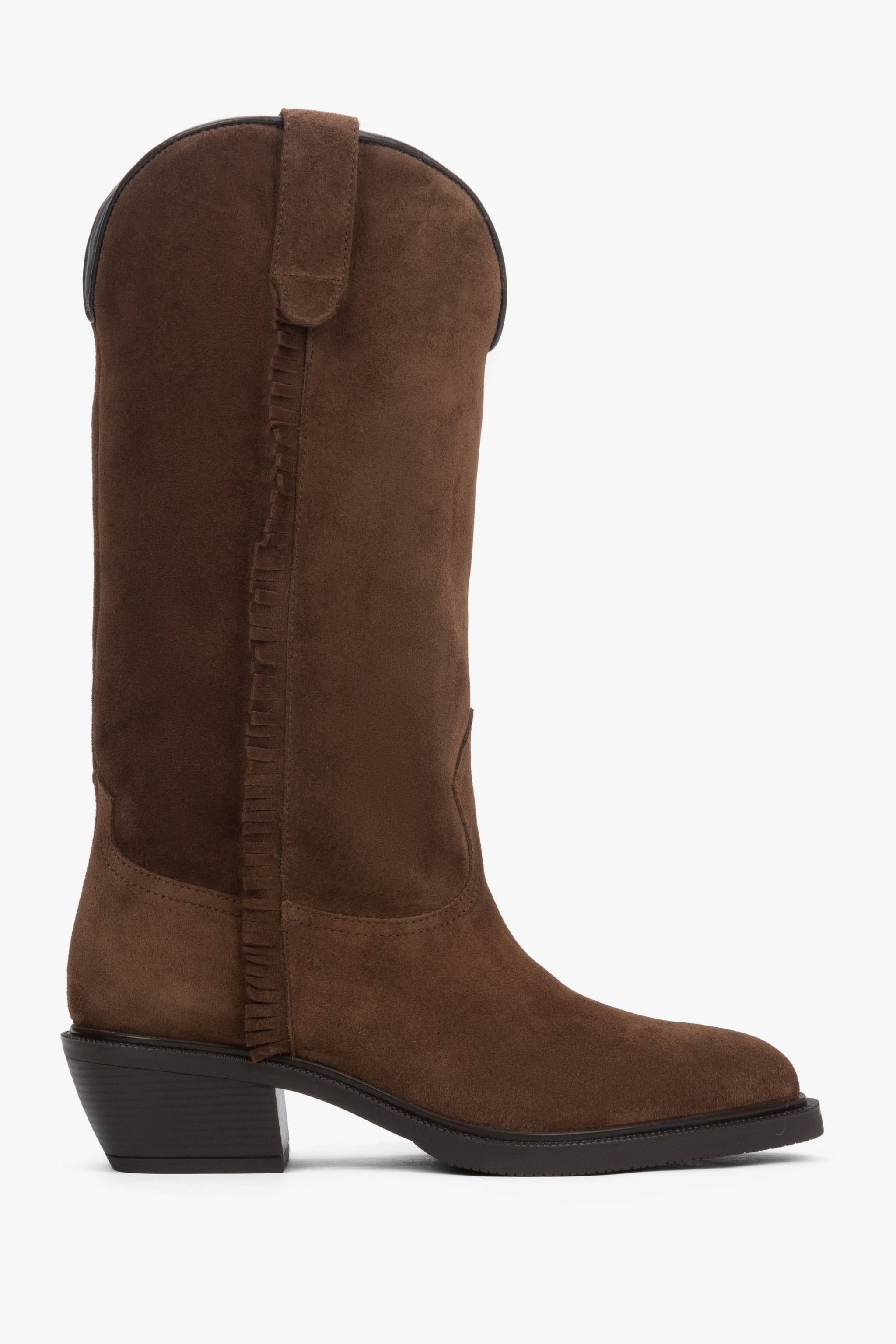 Seitenansicht der braunen hohen Damen-Cowboystiefel aus Velours mit charakteristischem Absatz