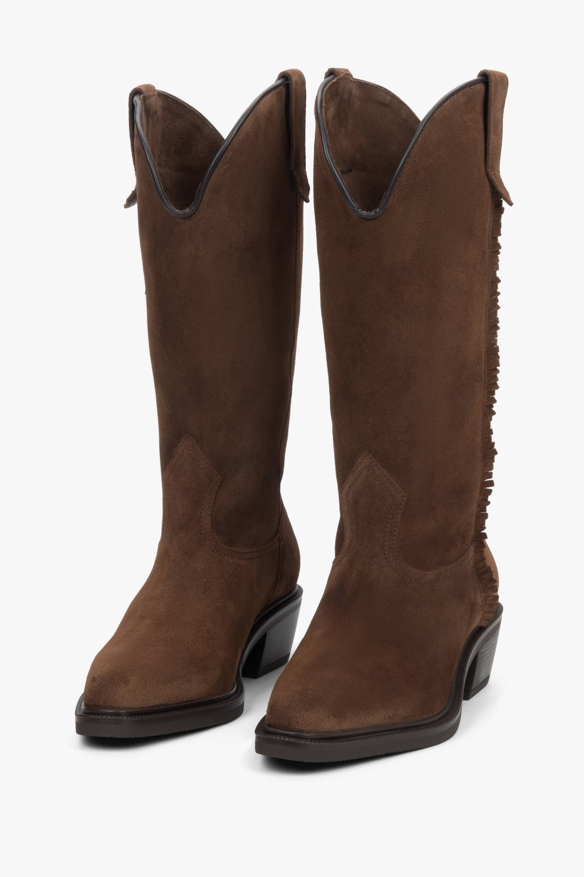 Frontale Ansicht der braunen Velours-Cowboystiefel für einen klaren Blick auf die Silhouette