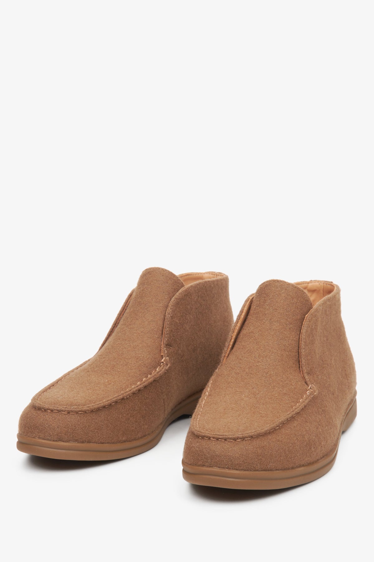 Schräge Frontalansicht der braunen Damen-Schuhe zum Hineinschlüpfen