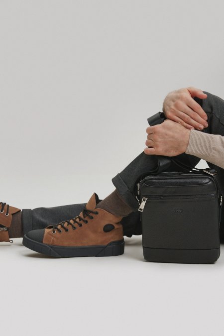 Model trägt die braunen hohen Herren-Winter-Sneaker aus Nubukleder zum lässigen Outfit