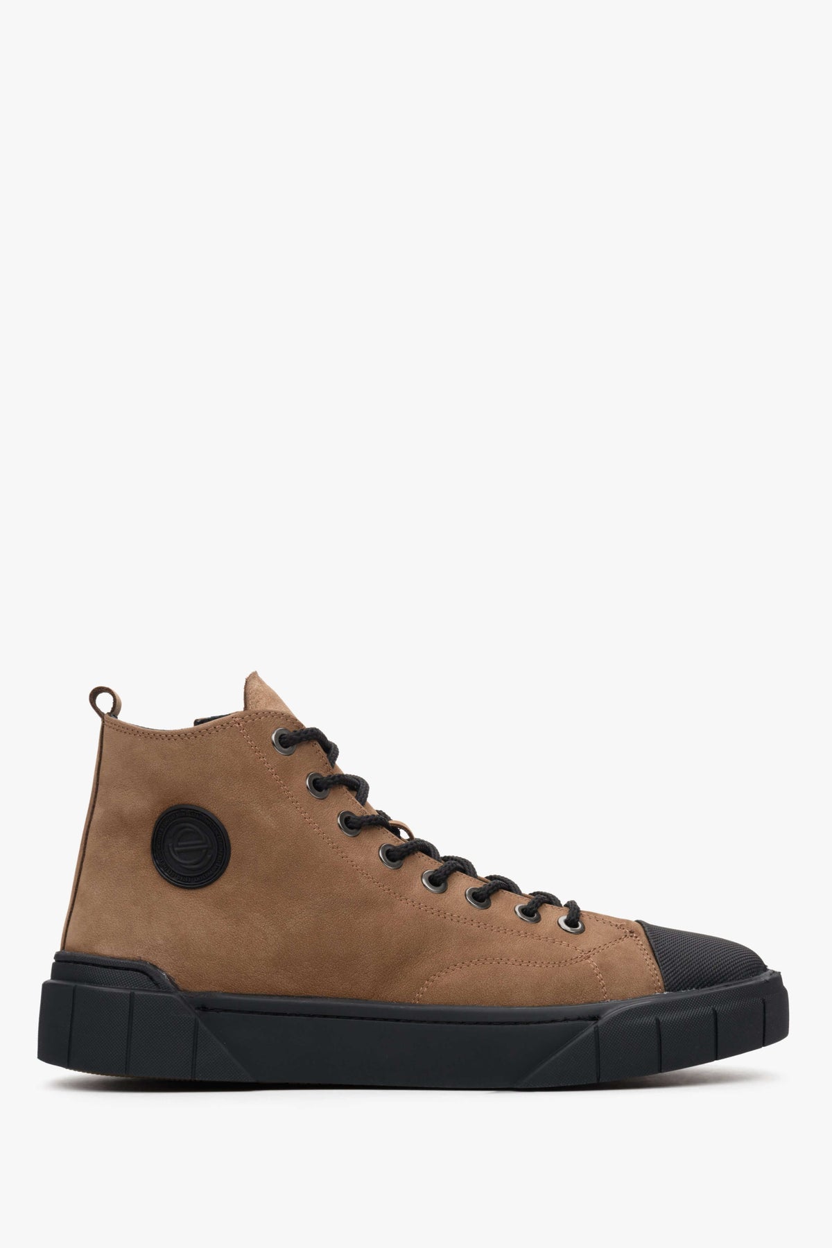 Flaches Seitenprofil der braunen Winter-Sneaker mit schwarzer Gummisohle und Zehenkappe