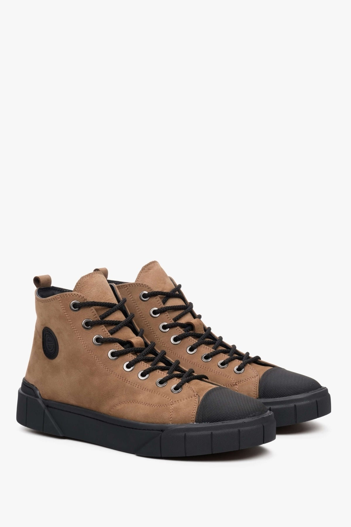 Schräge Frontalansicht der hohen Herren-Sneaker mit Schnürung und mattem Finish