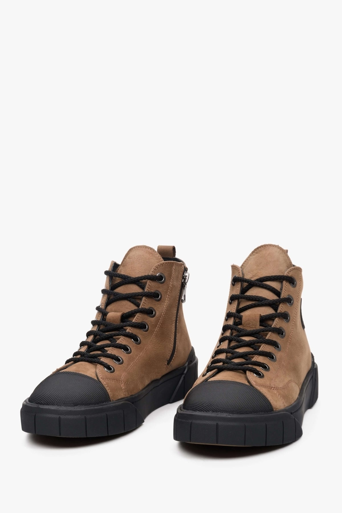 Paar brauner Herren-Winter-Sneaker in schräger Perspektive von vorne