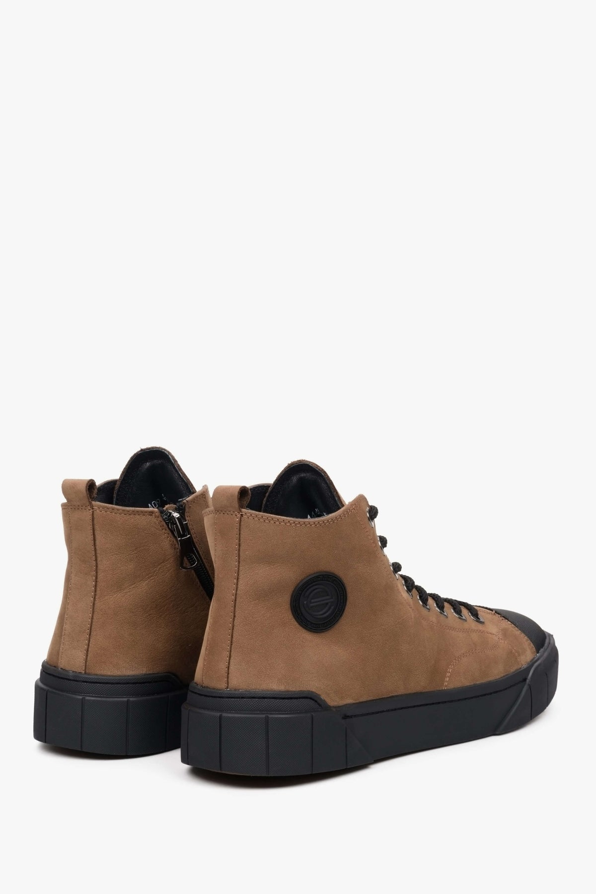 Rückwärtige Ansicht der braunen Winter-Sneaker mit schwarzer geschichteter Sohle