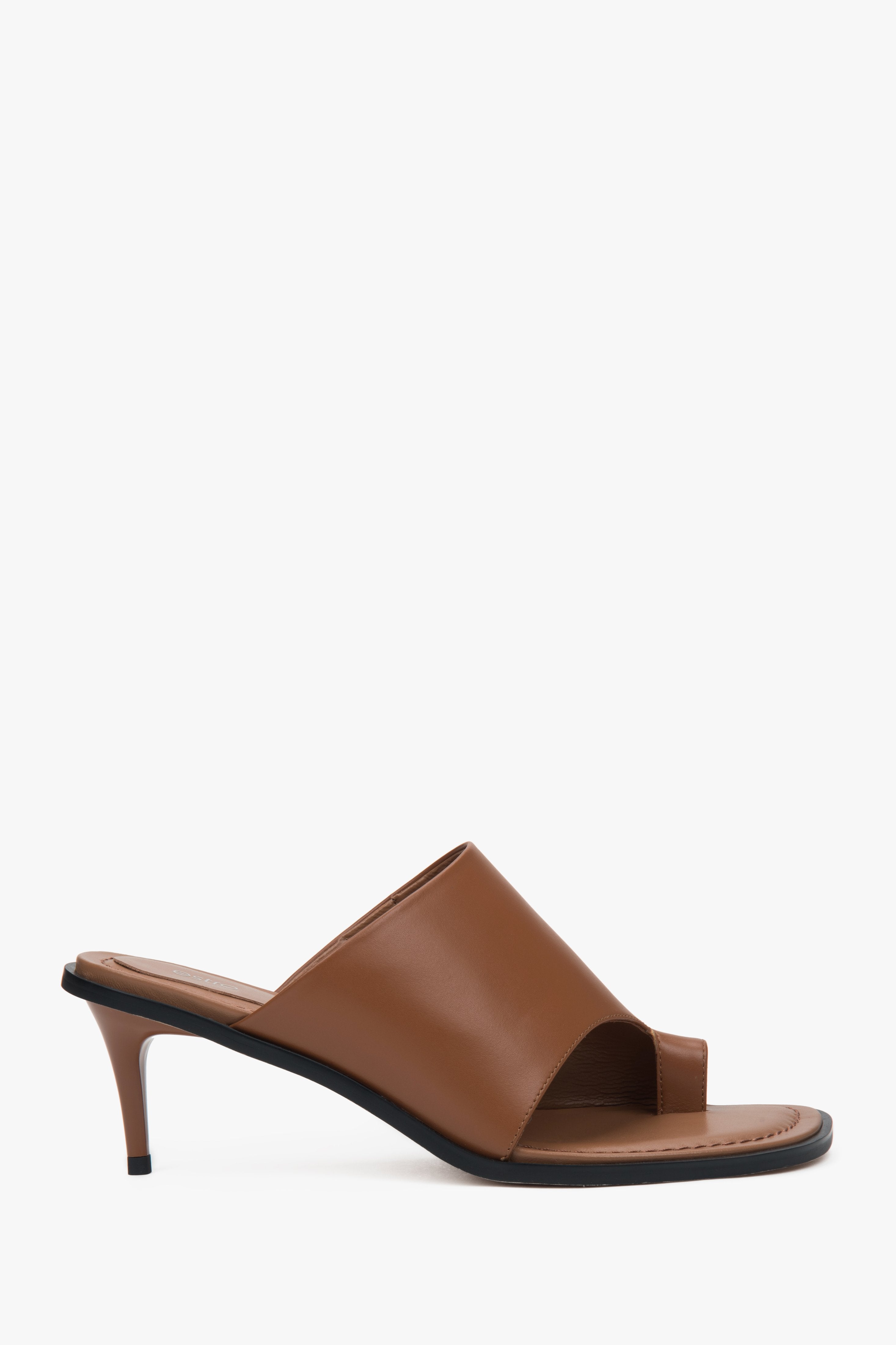 Braune Damen-Pantoletten von Estro aus Leder mit Stiletto-Absatz und Zehenring.