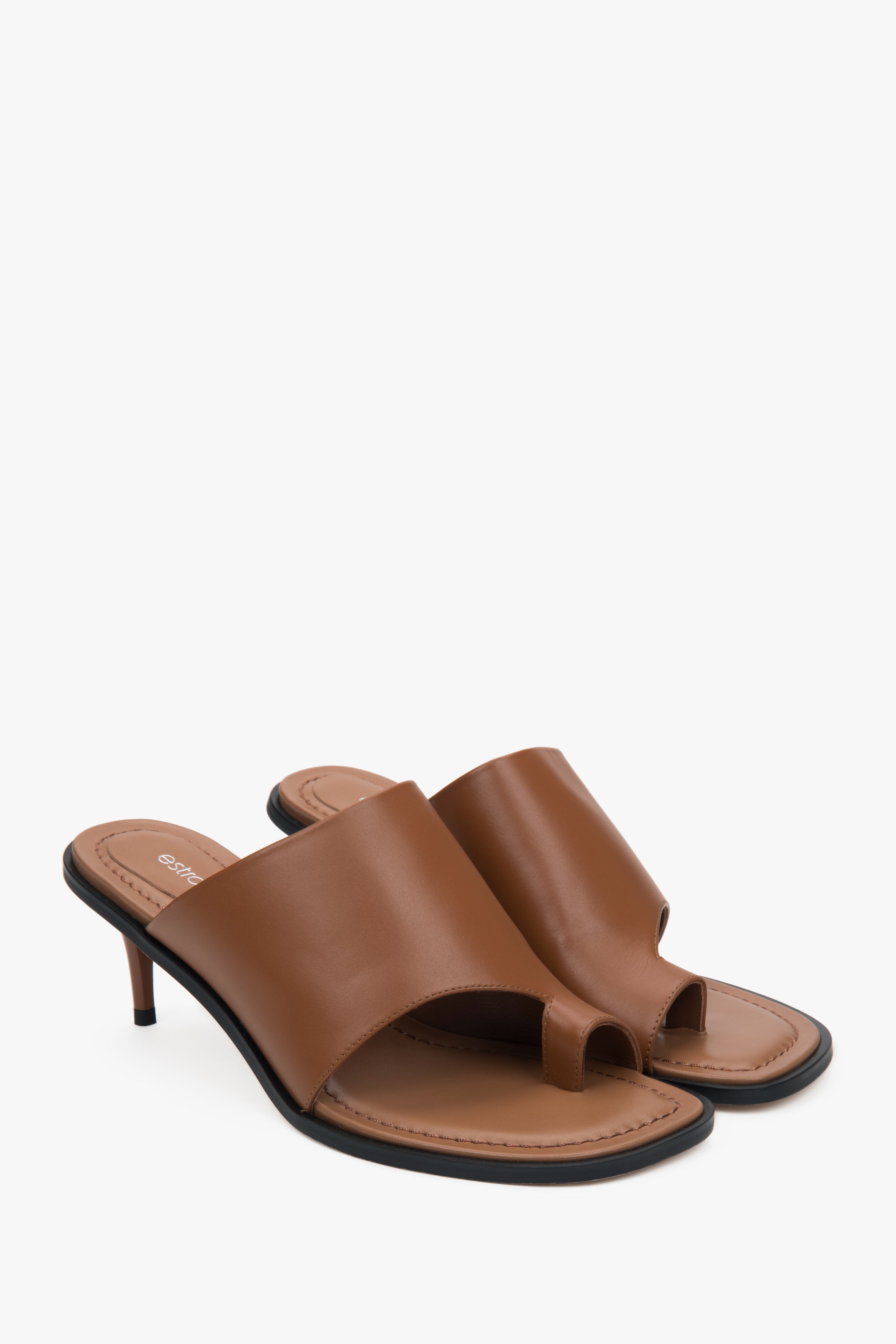 Nahaufnahme der eleganten Zehenschlaufe bei den braunen Leder-Mules.