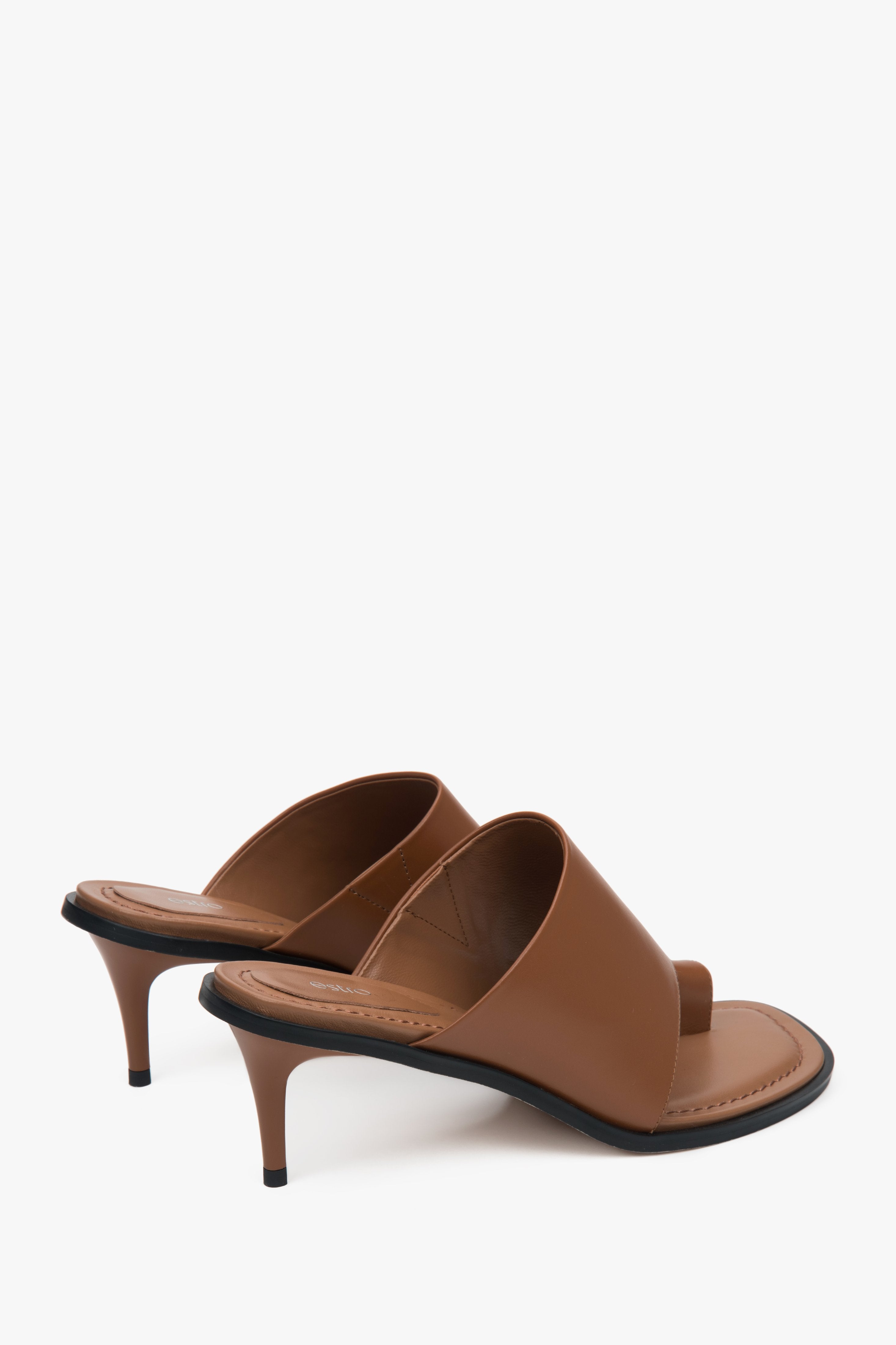 Hochwertige braune Leder-Mules für Damen z exklusivem Zehenring-Design.