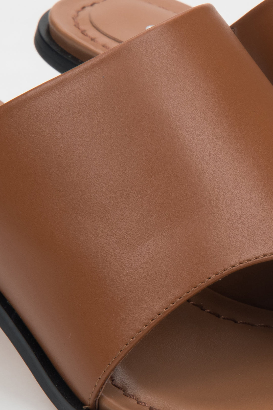 Estro Zehenring-Sandaletten aus echtem braunem Leder mit hohem Pfennigabsatz.