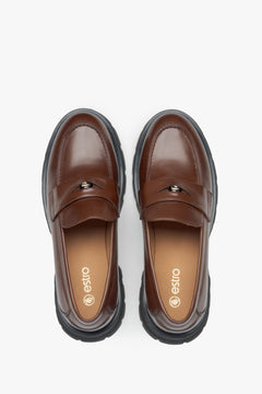 Klassische braune Loafer für Damen aus Naturleder Estro ER00115912