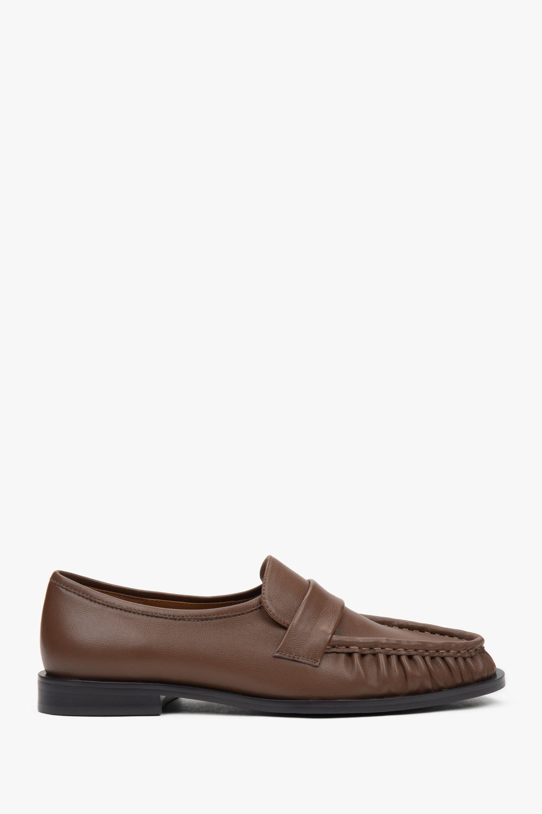 Brauner Damen-Loafer aus echtem Leder mit dekorativer Raffung in Seitenansicht – Estro ER00117192