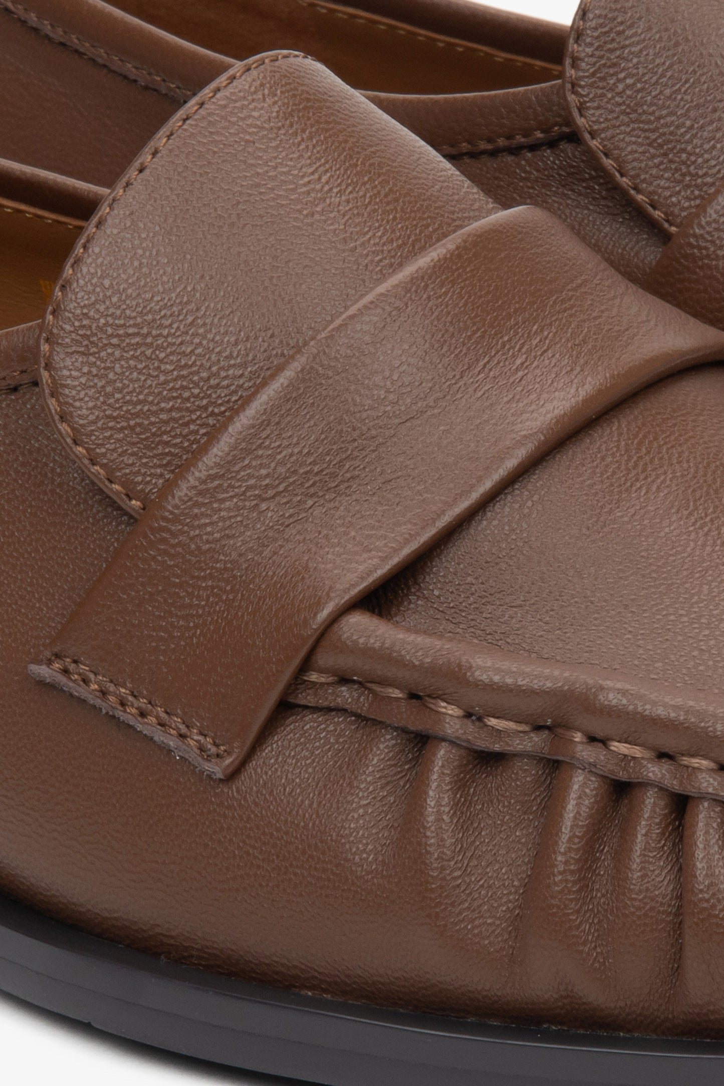 Brauner Lederschuh für Damen auf weißem Hintergrund mit feiner Raffung – Estro ER00117192