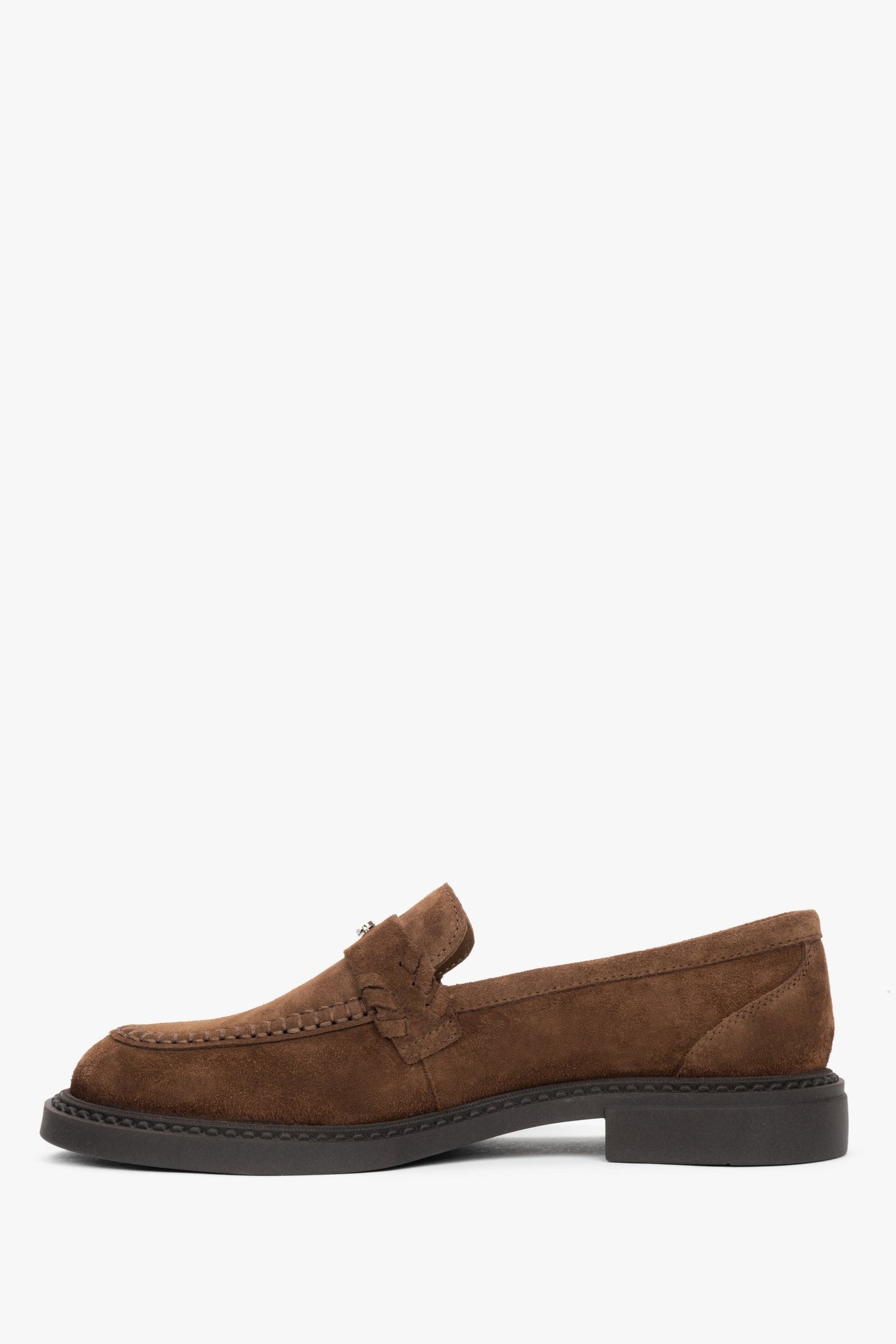 Nahaufnahme des braunen italienischen Velours bei den klassischen Penny-Loafern.